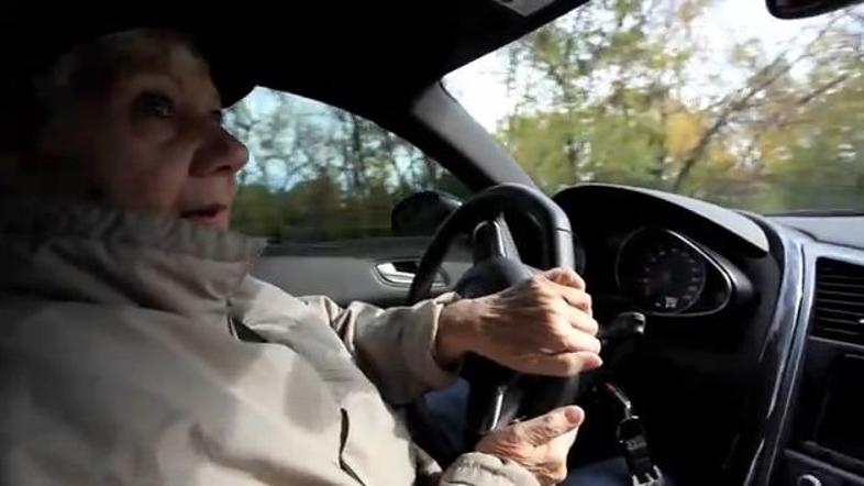 Babica vozi audi R8