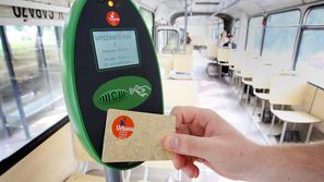 Dijakom in študentom višjih strokovnih šol bo polovico cene mesečne vozovnice kr