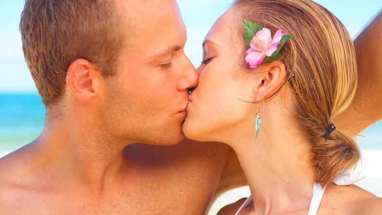 Dober poljub bo vedno povzročil metuljčke v trebuhu. (Foto: Shutterstock)