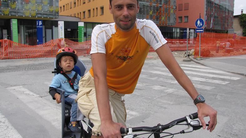 Obvezen del vadbe, kolesarjenje z otroci. Starejša hči in žena sta Tomaža na Hav