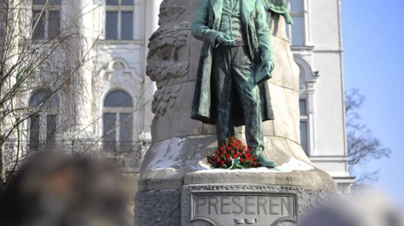 Branje poezije na Prešernovem trgu v Ljubljani.