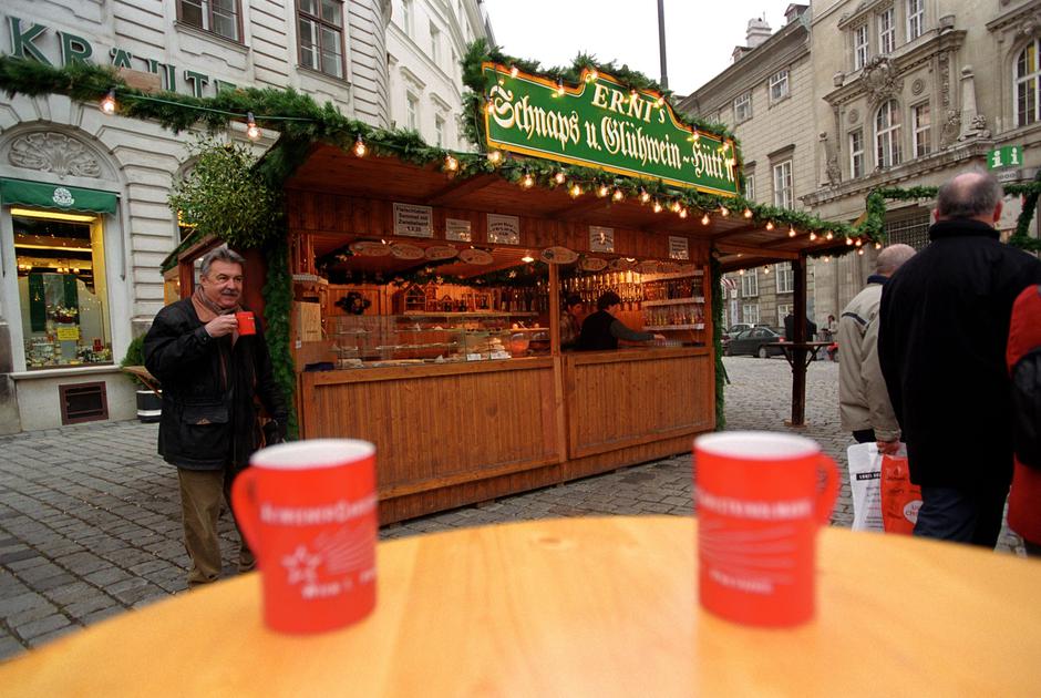 Keramični lončki na božičnem trgu na Dunaju | Avtor: Profimedia