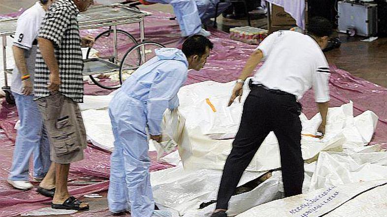 Svojci iščejo svoje najbližje med trupli ponesrečencev.