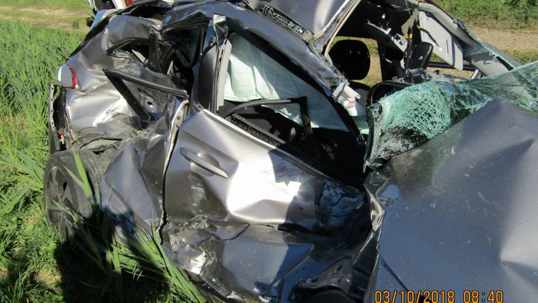 Trčenje lokomotive in avtomobila na nezavarovanem železniškem prehodu v Prvačini