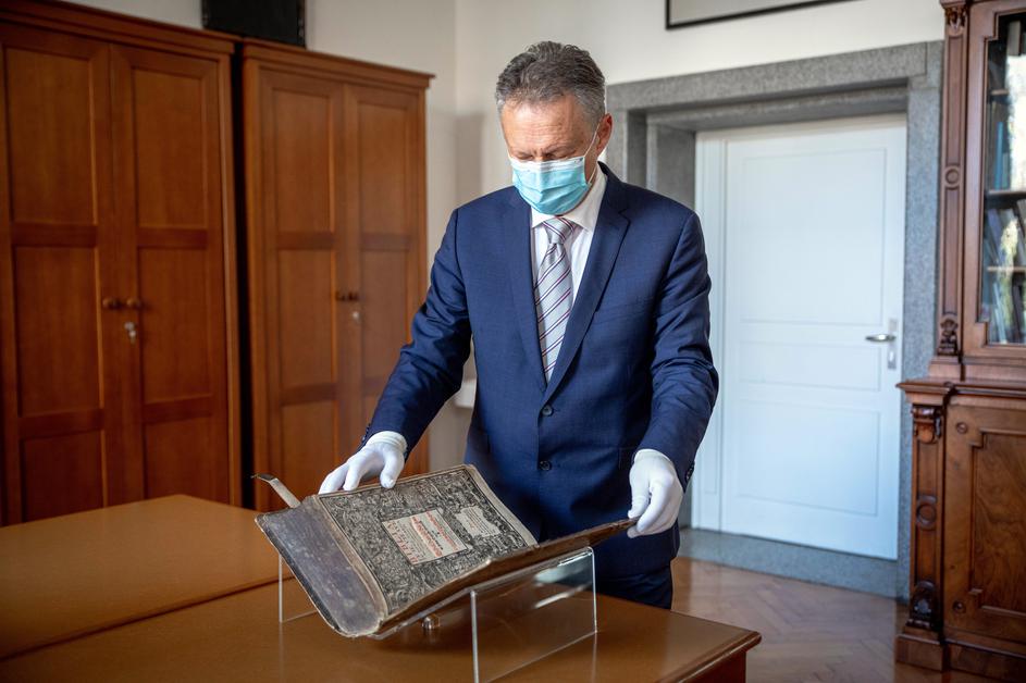 Dalmatinovo Biblijo z Brda pri Kranju predali NUK