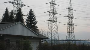 V zdajšnjem predlogu trase daljnovoda je ta od najbližje stanovanjske hiše s pre