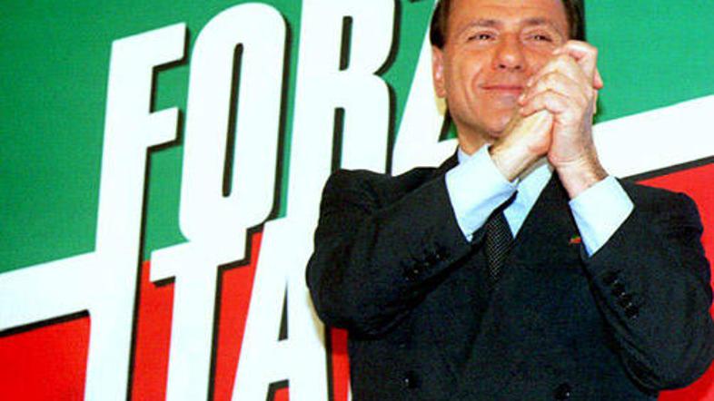 Berlusconiju se znova smeji.