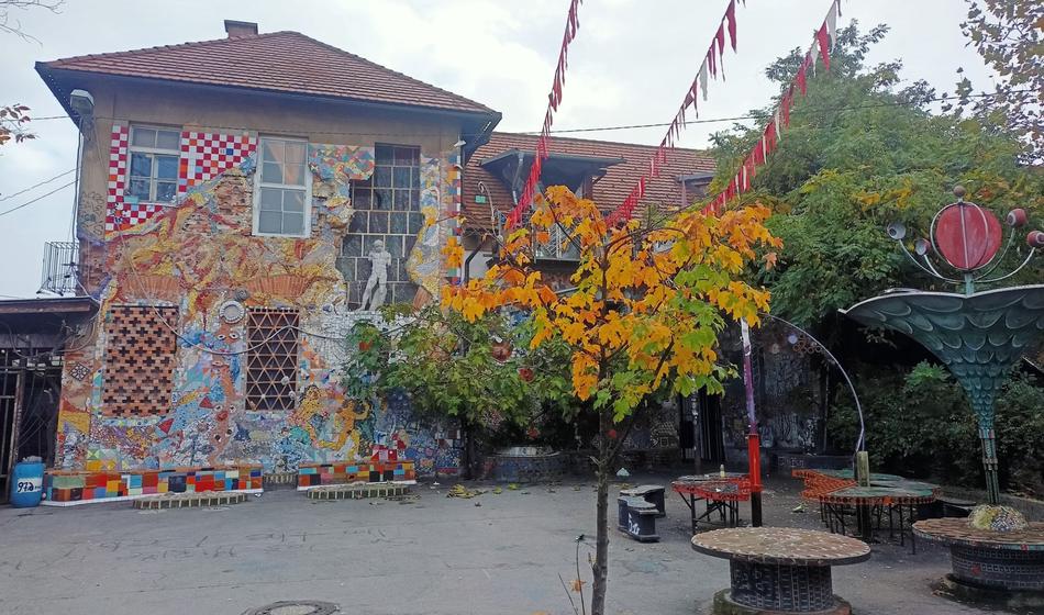 Višje sodišče pajdašu posiljevalca iz Metelkove ulice znižalo zaporno kazen