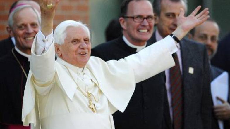 Papežu Benediktu XVI. je pravilno naslovljena pošta pomembnejša kot zlorabljeni 