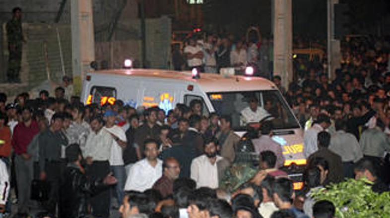 Iranci se po eksploziji, ki je terjala najmanj deset smrtnih žrtev, zbirajo pred