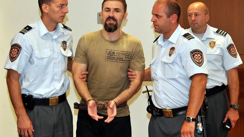 Sretko Kalinić ob privedbi na sodišče v Zagrebu leta 2010, pred izročitvijo Srbi