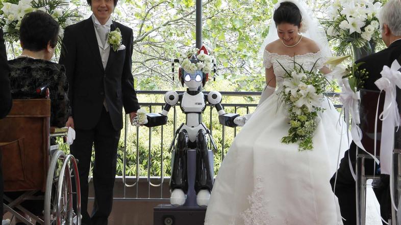 Bosta zakonca posvojila tudi robota dojenčka? (Foto: Reuters)