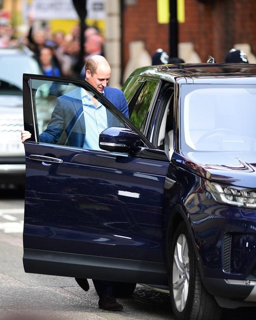 Princ William in land rover