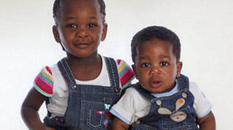 Štiriletna Yolanda in dveletni Theo