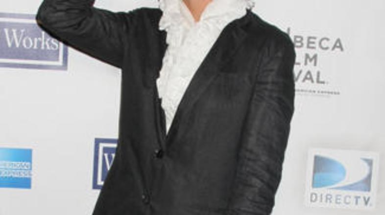 Nič hudega slutečo Umo je rešil igralski kolega Pierce.