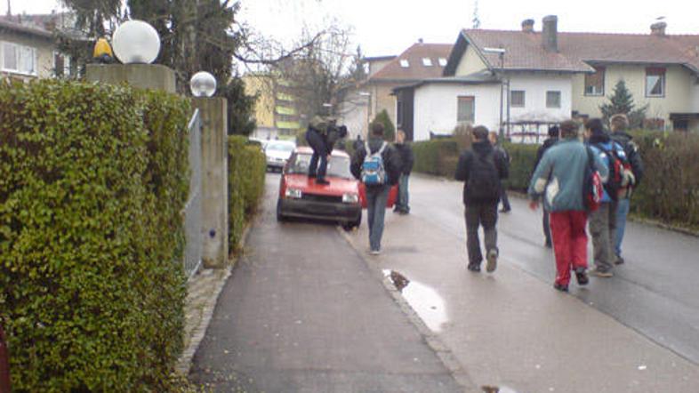 Takole so se pred časom mladeniči znesli nad avtomobilom na Prekmurski ulici.