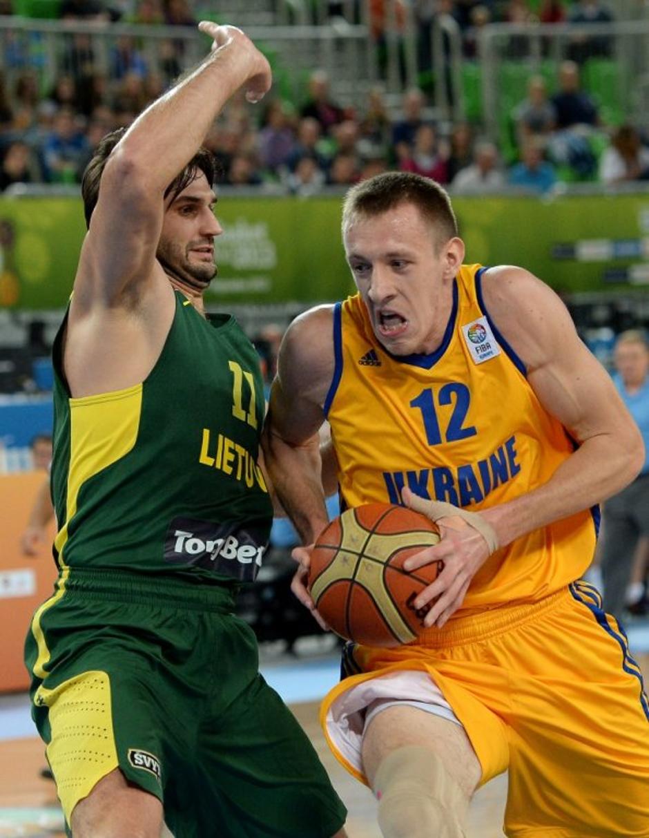 Kornijenko Kleiza Ukrajina Litva EuroBasket Stožice Ljubljana | Avtor: EPA