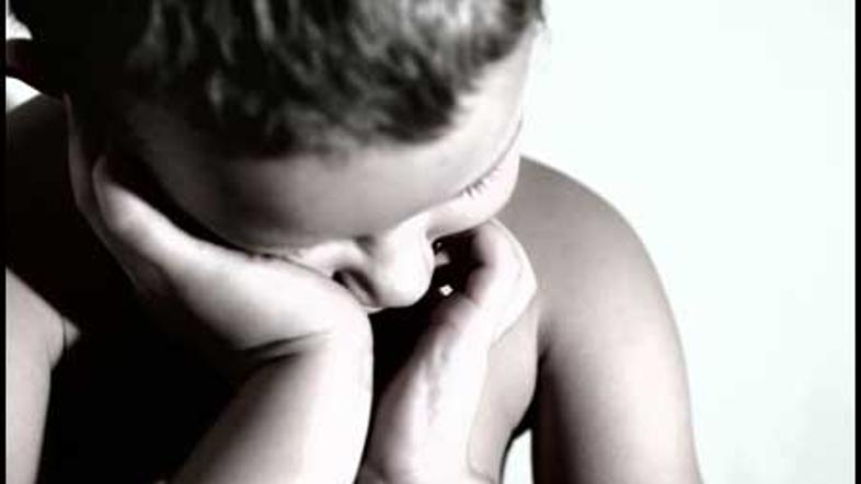 16-letni Britanec je nič hudega slutečega dečka pod pretvezo zvabil v stanovanje