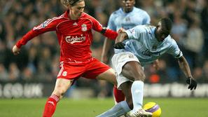 Fernando Torres (Liverpool) in Micah Richards (Man. City) v boju za žogo.