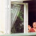 Jovanka Broz na oknu stanovanja, v katerem "začasno" živi že tri desetletja.