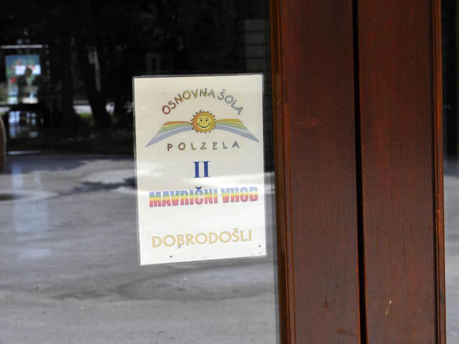 V Osnovni šoli Polzela je zaradi izbruha virusa nove gripe doma ostalo 94 otrok.