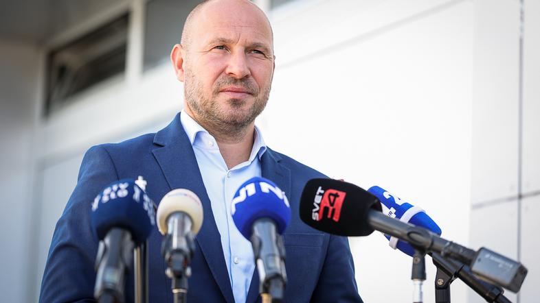 minister za infrastrukturo in energetiko Jernej Vrtovec na obisku Tesla Center Ljubljana