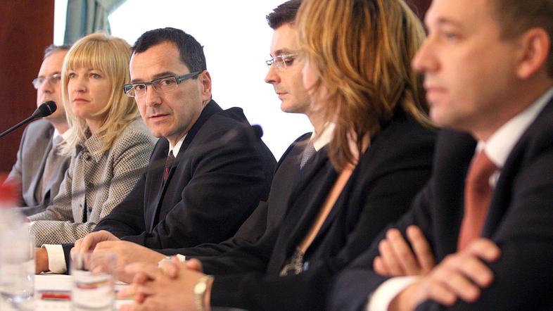 Nova družba bo kotirala na borzi, je obljubil Bogdan Pušnik (tretji z leve). V n