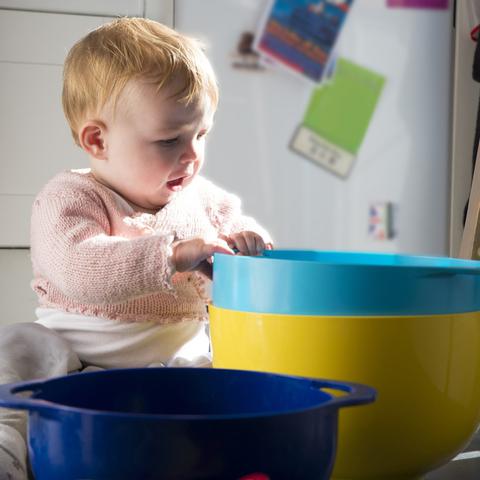 deklica se igra s posodami