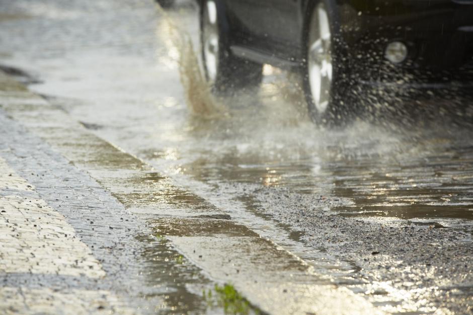Avto v dežju | Avtor: Shutterstock