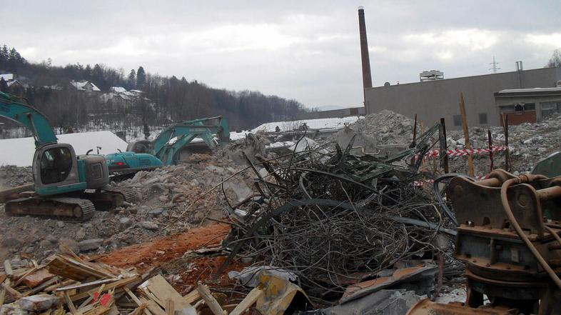 Na mestu opuščene Pekove upravne stavbe je ostal le še kup železa in betona, spo