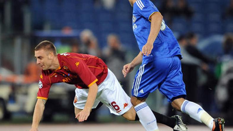 Daniele De Rossi in Brazilec Alex med tekmo Roma : Chelsea.