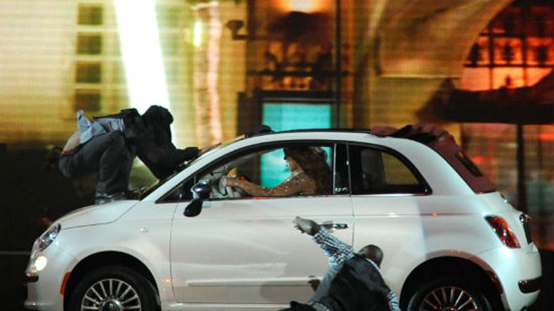 Jennifer Lopez in fiat 500