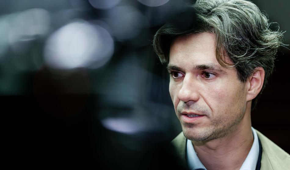 Črni oblaki nad Mescem, očitajo mu, da ni dorasel funkciji