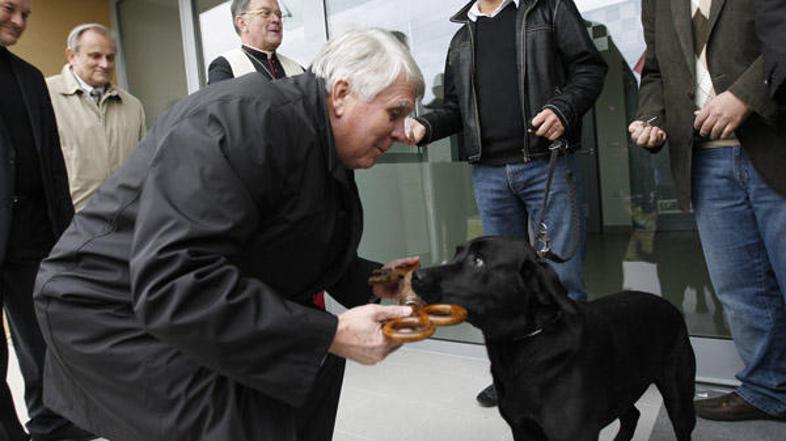 Erih Tetičkovič je iz gobčka psa vodnika prevzel simbolični ključ azila, v ozadj