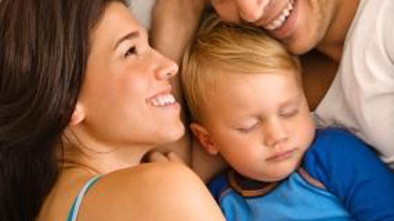 Otrok naj ne spi med staršema.