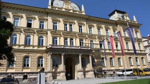 UM bi morala soglasje k ustanovitvi novih podjetij podati tudi vlada kot ustanov