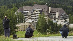 Hotel v luksuznem St. Moritzu so včeraj oblegali fotografi (zgoraj) in varovali 