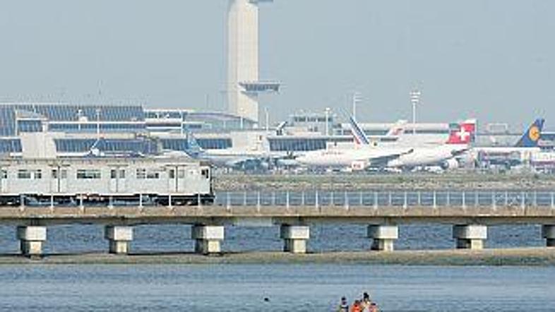Na leto gre čez letališče JFK 48 milijonov potnikov, kar ga uvršča na 13. mesto 