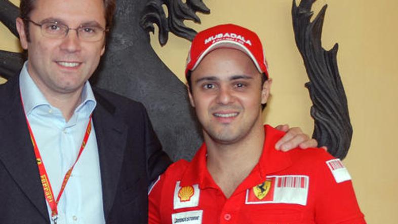 Felipe Massa je ta taden prispel v Maranello, kjer je dobro razpoložen poziral i