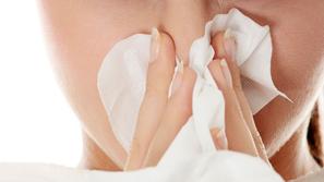 Bolezen se prenaša po zraku s kašljanjem in kihanjem. (Foto: Shutterstock)
