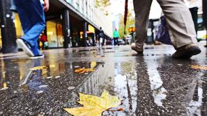 Slovenija 21.10.2013 dezevno vreme, deznik, ljudje se sprehajajo po dezju, jesen