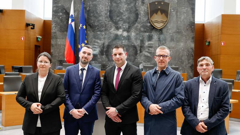 Poslanci, Resnica, Zoran Stevanović