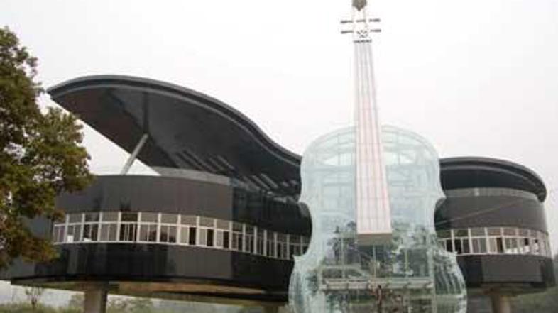 Zgradbo so arhitekti zgradili predvsem zaradi promocije mesta.