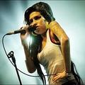 Amy Winehouse navdušuje s svojim surovim, melodičnim in iskrenim soulom.