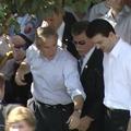 Bush na tej fotografiji še nosi uro. (Foto: Reuters)