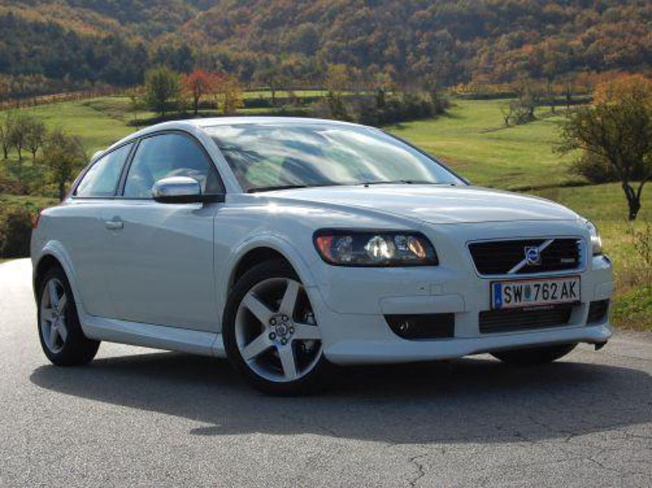 Z opremskega stališča je bil C30 opremljen z vso potrebno varnostno in udobnostn