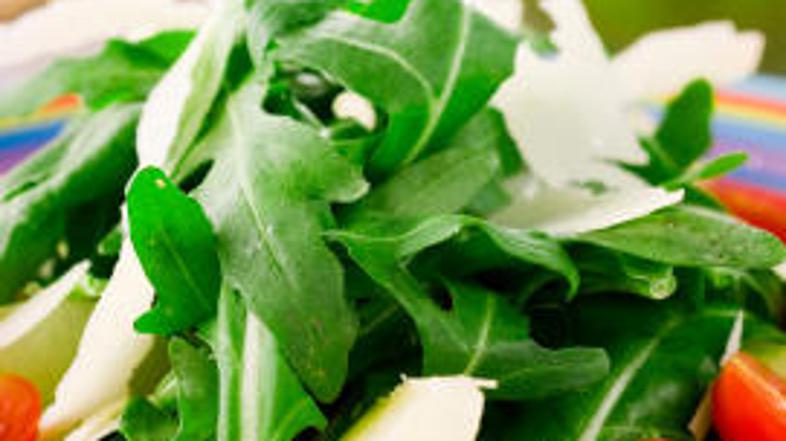 Za kosilo pojejte rukolino solato.
