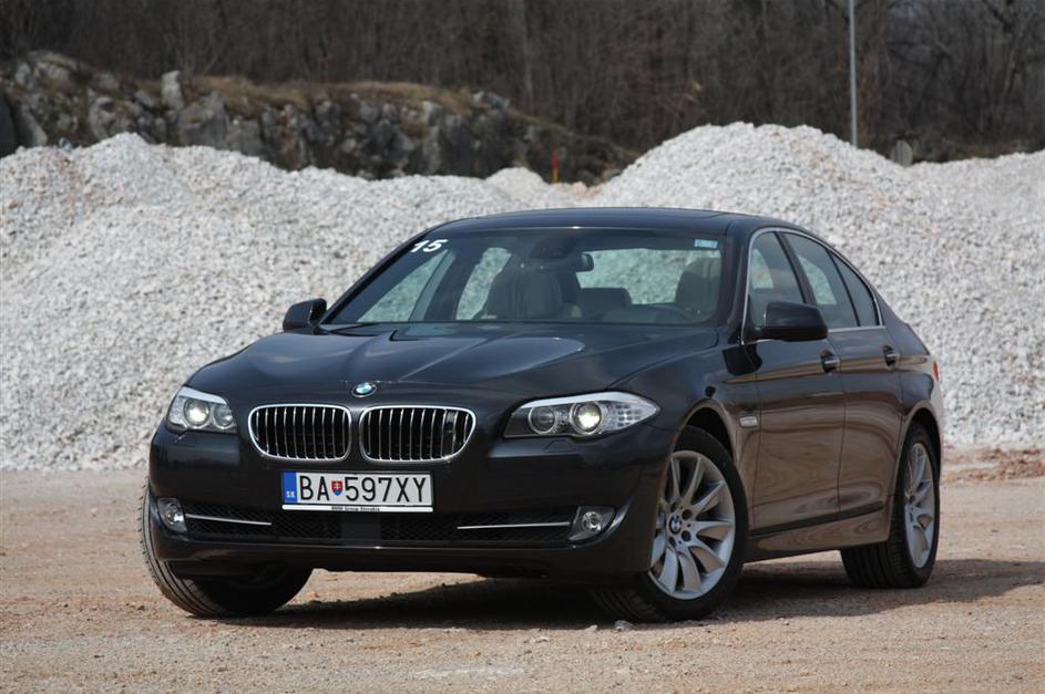 Nova petica je v primerjavi s predhodnico veliko bolj elegantna, kljub temu pa d