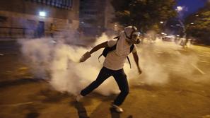 Venezuela Caracas protesti spopadi s policijo