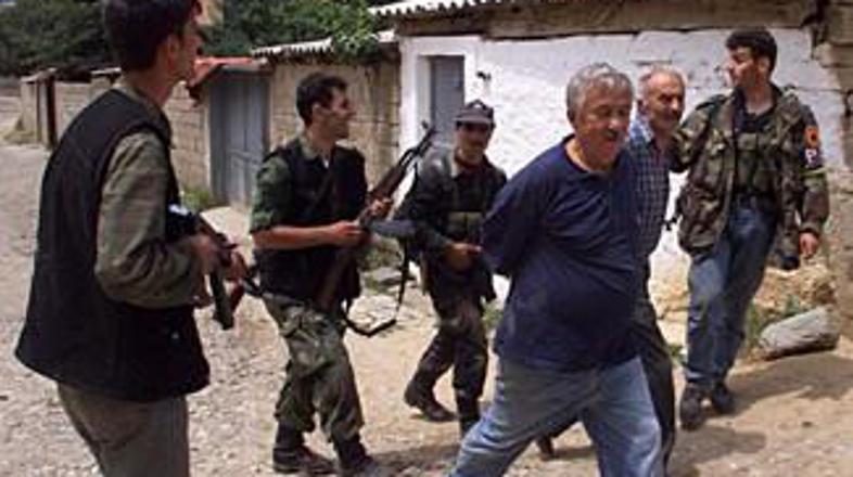 Pripadniki Osvobodilne vojske Kosova vodijo srbska ujetnika.